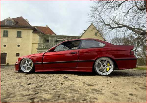 1:18 BMW E36 M3 Coupe Candy Rot + OZ Alu-Felgen inkl.PVC Vitrine